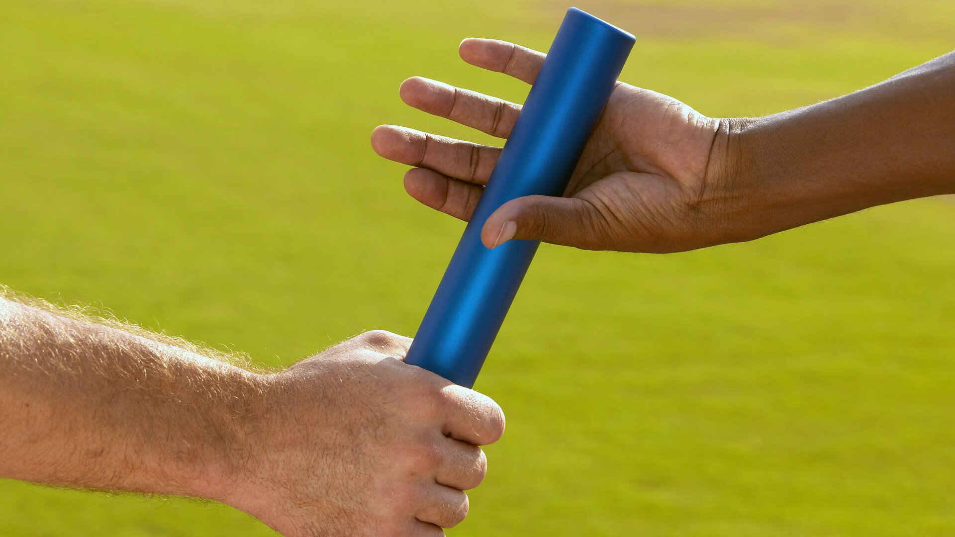 “高新体育中心：武术选手展现超凡体能与技巧，比赛高潮迭起”