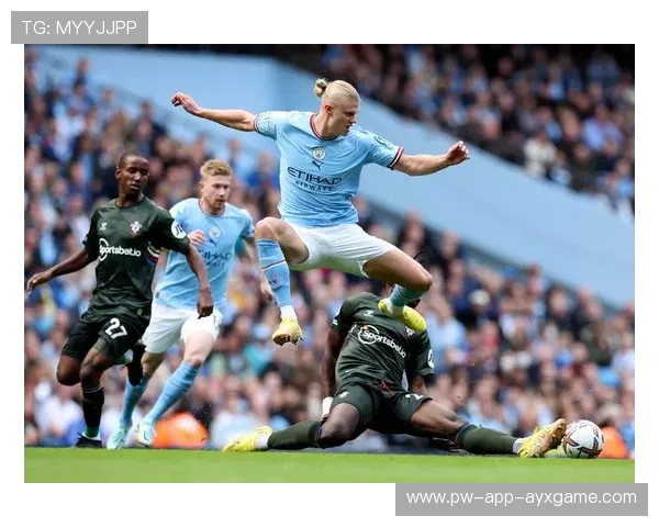 英超曼城禁区内机敏抢点，长传二次推进成效